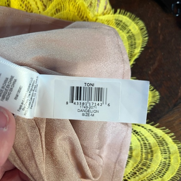 Dress the Population- NWOT Toni Dress in Color Dandelion. Size M - Picture 9 of 10